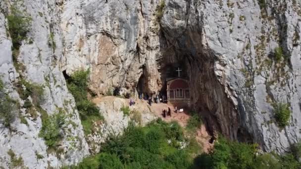 Yüksek Irtifa Büyük Bir Dağ Sırasının Kayalıklarında Eski Bir Kilise — Stok video