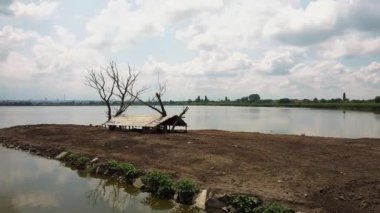 02 numaralı göldeki bir ekolojik çiftlikte terk edilmiş bir ahır.