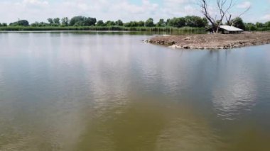 06 numaralı göldeki bir ekolojik çiftlikte terk edilmiş ahır.