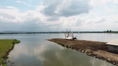 08 numaralı gölde terk edilmiş bir çiftlik.