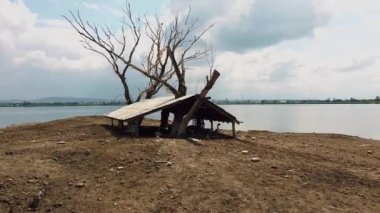 11. göldeki bir çiftlikte terk edilmiş bir ahır.