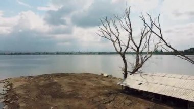 14. göldeki bir çiftlikte terk edilmiş bir ahır.