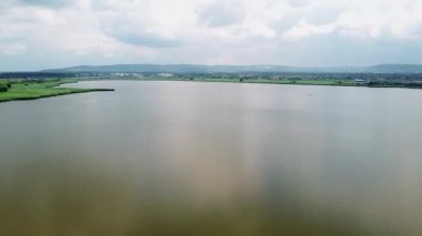 Şehrin yakınındaki büyük bir göl manzarası Terk edilmiş bir eko çiftliği 06