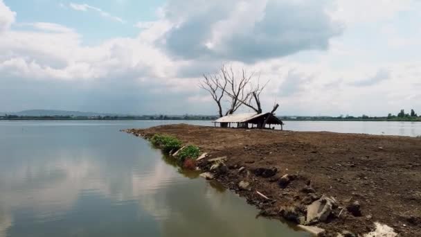 Ditinggalkan Stabil Sebuah Peternakan Eco Danau — Stok Video