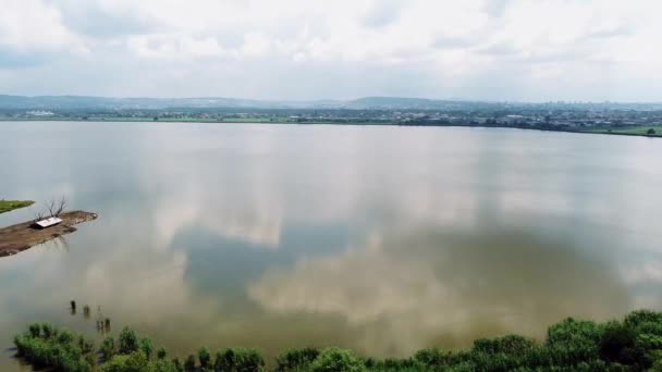 小镇附近的一个大湖景 那里有一个废弃的生态农场 — 图库视频影像