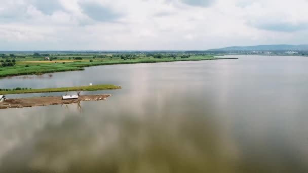 Vue Grand Lac Près Ville Trouve Une Ferme Écologique Abandonnée — Video