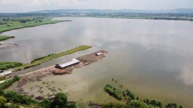 18. terk edilmiş bir eko çiftliğinin olduğu kasabanın yakınındaki büyük bir göl manzarası.