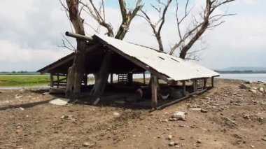 Şehrin yakınında terk edilmiş bir eko çiftliğinin olduğu büyük bir göl manzarası.