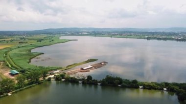 Kasabaya yakın büyük bir göl var. Terk edilmiş bir eko çiftliği var. 25 numara.