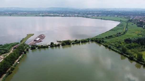 Uitzicht Een Groot Meer Buurt Van Stad Waar Een Verlaten — Stockvideo