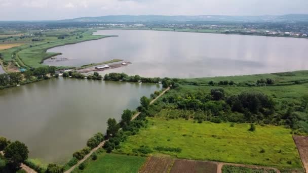 Vista Gran Lago Cerca Ciudad Donde Encuentra Una Eco Granja — Vídeo de stock