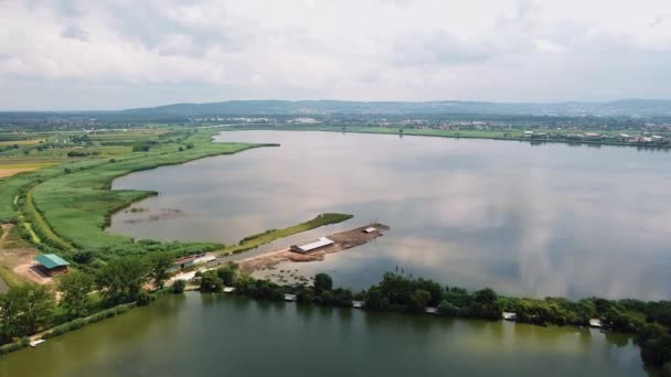 Вид Велике Озеро Біля Міста Знаходиться Покинута Екологічна Ферма — стокове відео