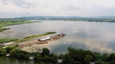 26 numaralı terkedilmiş eko çiftliğinin bulunduğu kasabanın yakınındaki büyük bir göl manzarası.
