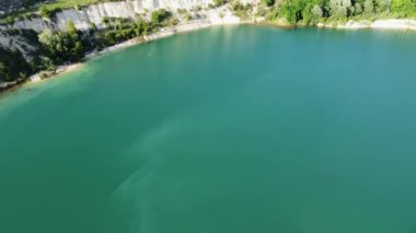 13 büyük, turkuaz bir su gölü kumlu plajları ve bir sürü vahşi hayatı var.