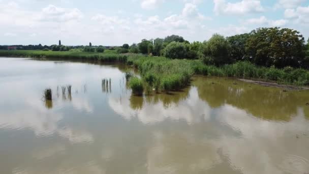 Vista Gran Lago Cerca Ciudad Donde Encuentra Una Eco Granja — Vídeos de Stock