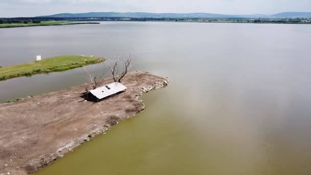 Pemandangan Sebuah Danau Besar Dekat Kota Mana Terdapat Sebuah Peternakan — Stok Video