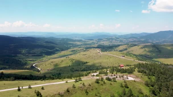 Paraglider Sestupuje Vrcholu Hory Pomocí Silného Větru Pro Jeho Extrémní — Stock video