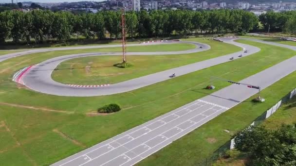 Luchtfoto Van Karting Track Gelegen Aan Rivier Weg Van Stad — Stockvideo