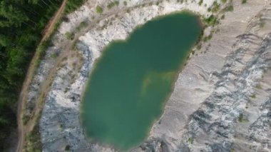 13 kozalaklı koyu yeşil göl.