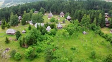 Taştan ve ağaçtan yapılmış eski geleneksel dağ evleri olan bir köy.