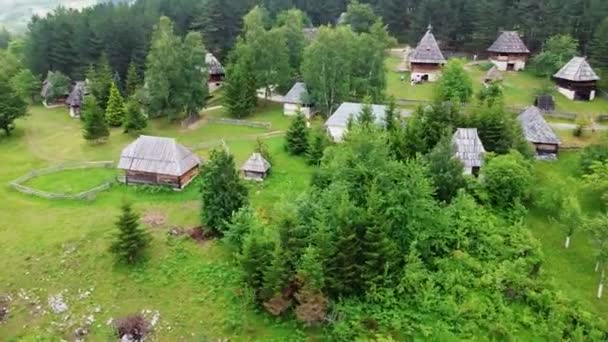石と木で作られた古い伝統的な山の家がある村10 — ストック動画
