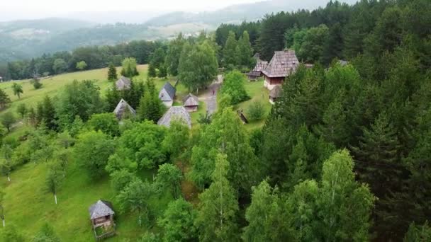 Wieś Tradycyjnymi Domami Górskimi Kamienia Drewna — Wideo stockowe