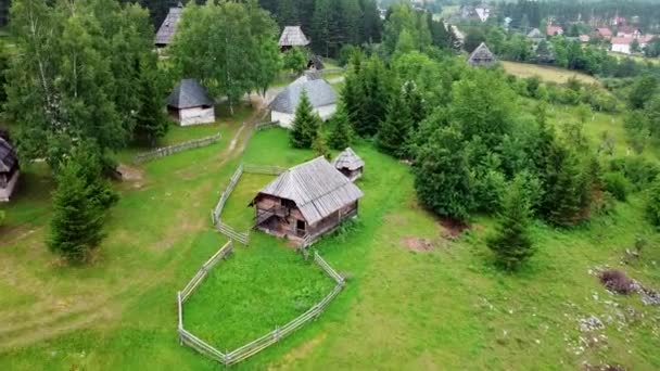 石と木で作られた古い伝統的な山の家の村11 — ストック動画