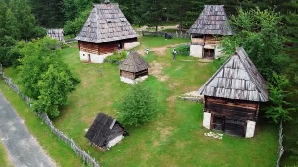石と木で作られた古い伝統的な山の家がある村18 — ストック動画