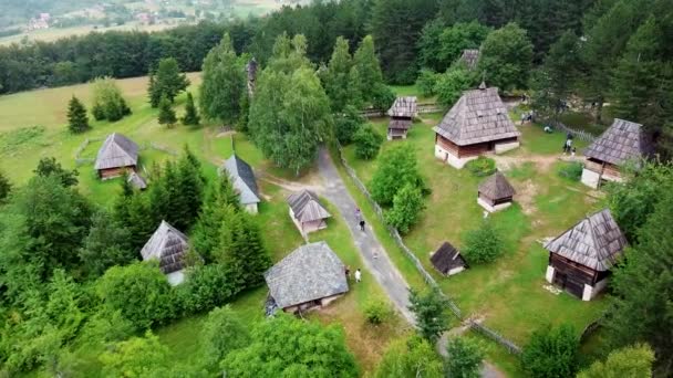 石と木で作られた古い伝統的な山の家がある村17 — ストック動画