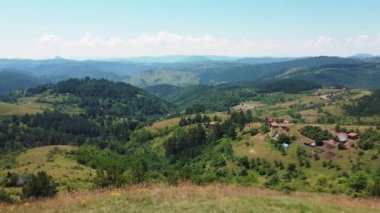 Güneşli bir yaz gününde tepelerin ve dağların güzel manzarasına aşık çiftler için bir bank. 03.