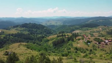 Güneşli bir yaz gününde, tepelerin ve dağların güzel manzarasına aşık çiftler için bir bank.