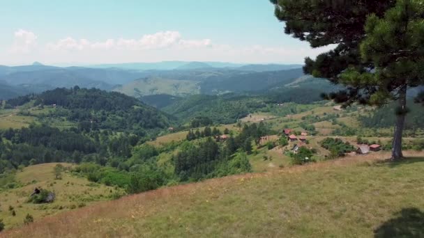 Bank Voor Verliefde Paren Met Een Prachtig Uitzicht Heuvels Bergen — Stockvideo