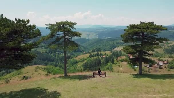 Panca Coppie Innamorate Una Splendida Vista Sulle Colline Sulle Montagne — Video Stock