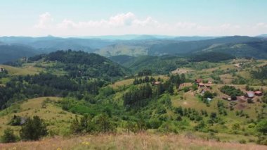 Güneşli bir yaz gününde tepelerin ve dağların güzel manzarasına aşık çiftler için bir bank.