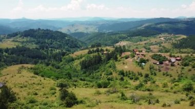 Güneşli bir yaz gününde tepelerin ve dağların güzel manzarasına aşık çiftler için bir bank.