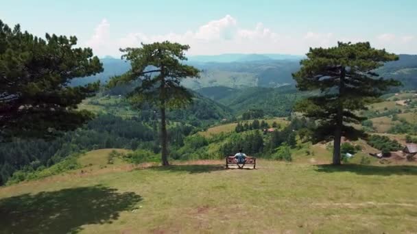 Banco Para Parejas Enamoradas Una Hermosa Vista Las Colinas Montañas — Vídeo de stock