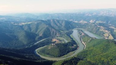 Mesafe 07 'deki nehir ve köylerin kesişimlerine bakın.