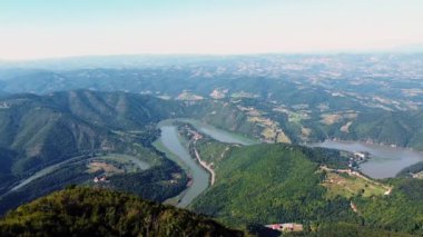 01 'deki nehir ve köylerin kıvrımlarına bak.