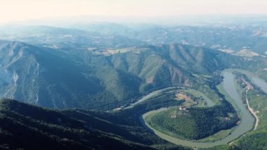 12. uzaklıktaki nehir ve köylerin kesişimlerine bak.