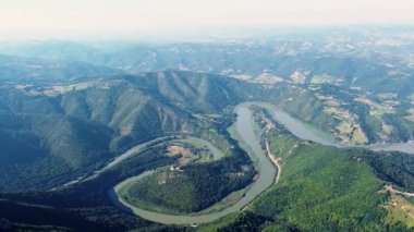 Nehirlerin ve köylerin manzarası 13 metre mesafede.