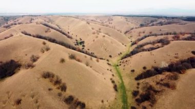 İnsanların yürüyüş yaptığı ve bisiklete bindiği tepelerin inanılmaz manzarası.