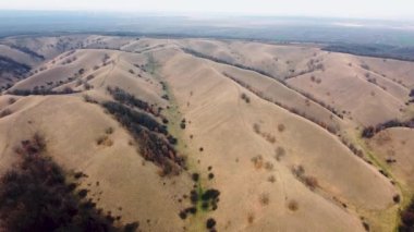 İnsanların yürüyüş yaptığı ve bisiklete bindiği tepelerin muhteşem manzarası.