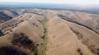 İnsanların 12 elektrikli bisiklete bindiği ve yürüyüş yaptığı tepelerin inanılmaz manzarası.