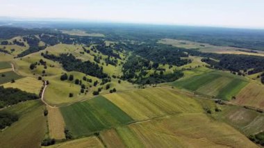 İnsanların yürüyüş yaptığı ve bisiklete bindiği yeşil tepelerin muhteşem manzarası.