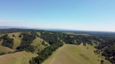 İnsanların yürüyüş yaptığı ve elektrikli bisiklet sürdüğü yeşil tepelerin inanılmaz manzarası 06