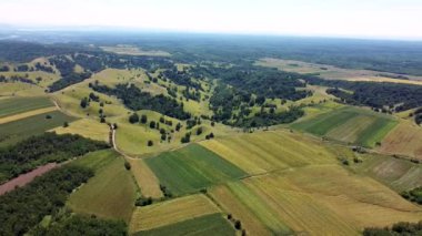 İnsanların yürüyüş yaptığı ve elektrikli bisiklet sürdüğü yeşil tepelerin inanılmaz manzarası. 03