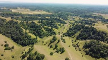 İnsanların yürüyüş yaptığı ve bisiklete bindiği yeşil tepelerin muhteşem manzarası. 22.