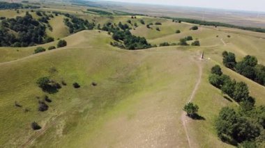 İnsanların yürüdüğü ve bisiklete bindiği yeşil birbirine yakın tepelerin muhteşem manzarası 33.
