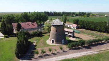 Havadan alınan eski yel değirmenleri