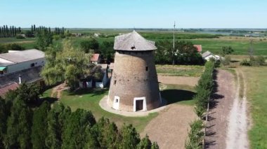 Havadan alınan eski yel değirmenleri